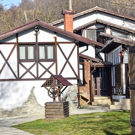 Cazarma Cavalerilor Bed & Breakfast Campulung Exterior photo