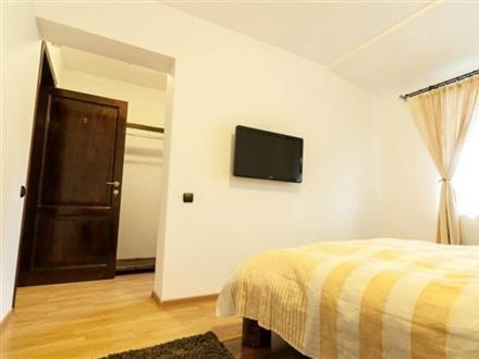 Cazarma Cavalerilor Bed & Breakfast Campulung Exterior photo